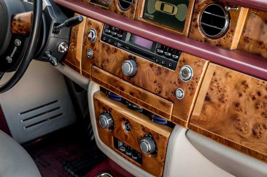 Детали интерьера Rolls-Royce Phantom EWB 2007 года  (NA) (фото 36 из 105)